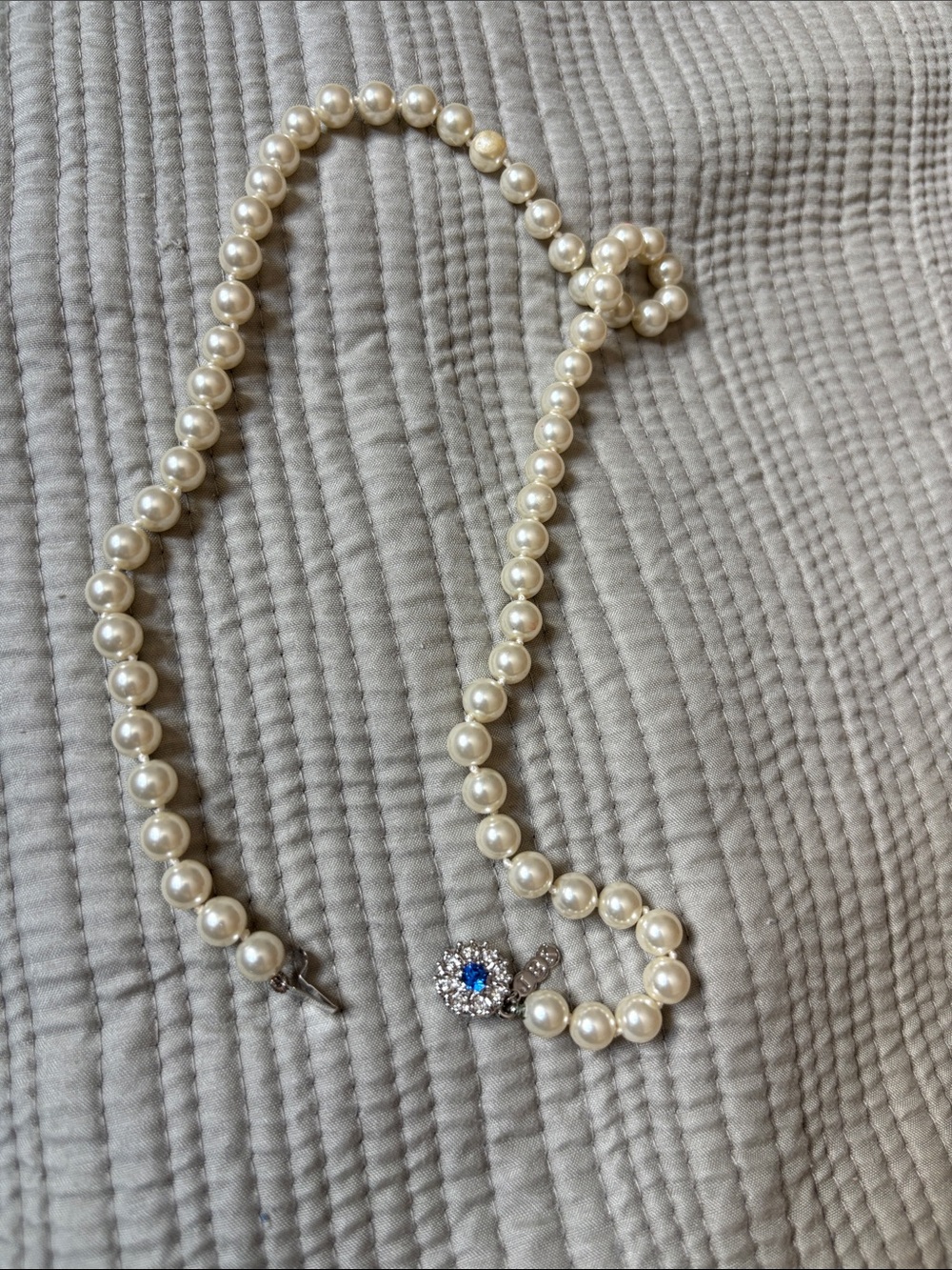JBK Single strand faux pearl w/crystal flower clasp - Picture 4 of 5